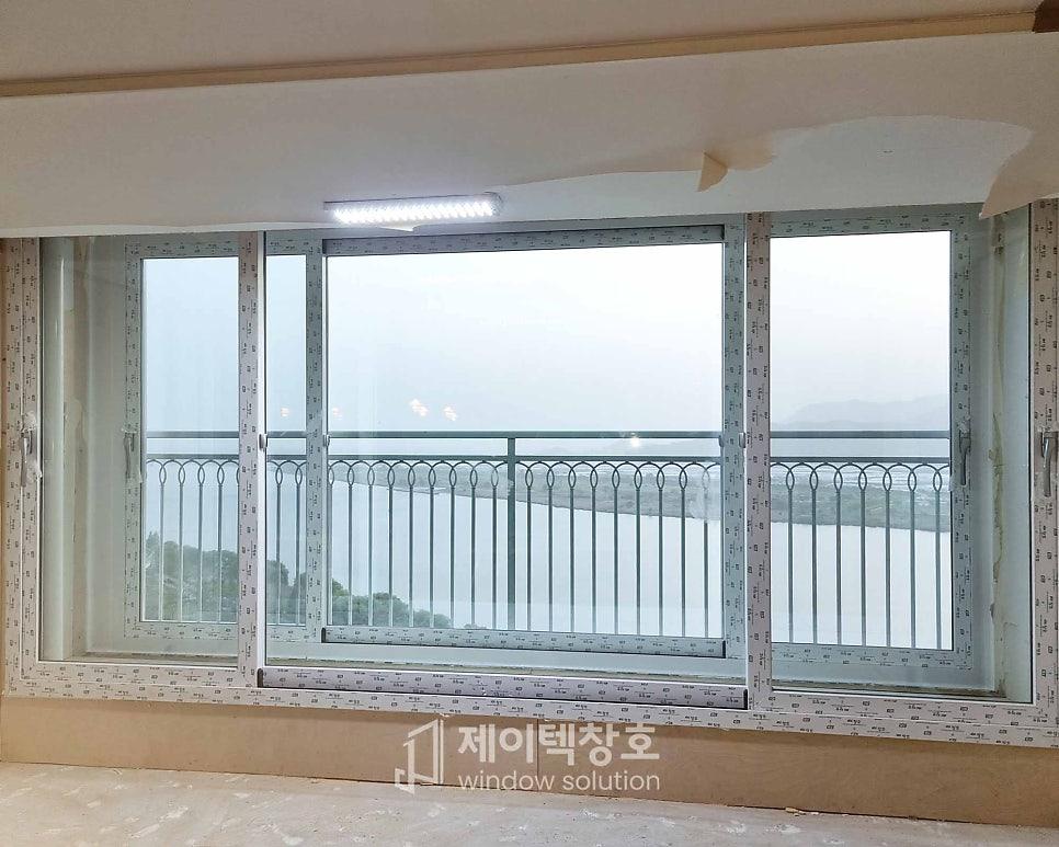 흰색 보드로 마감 중인 창호와 외부 난간