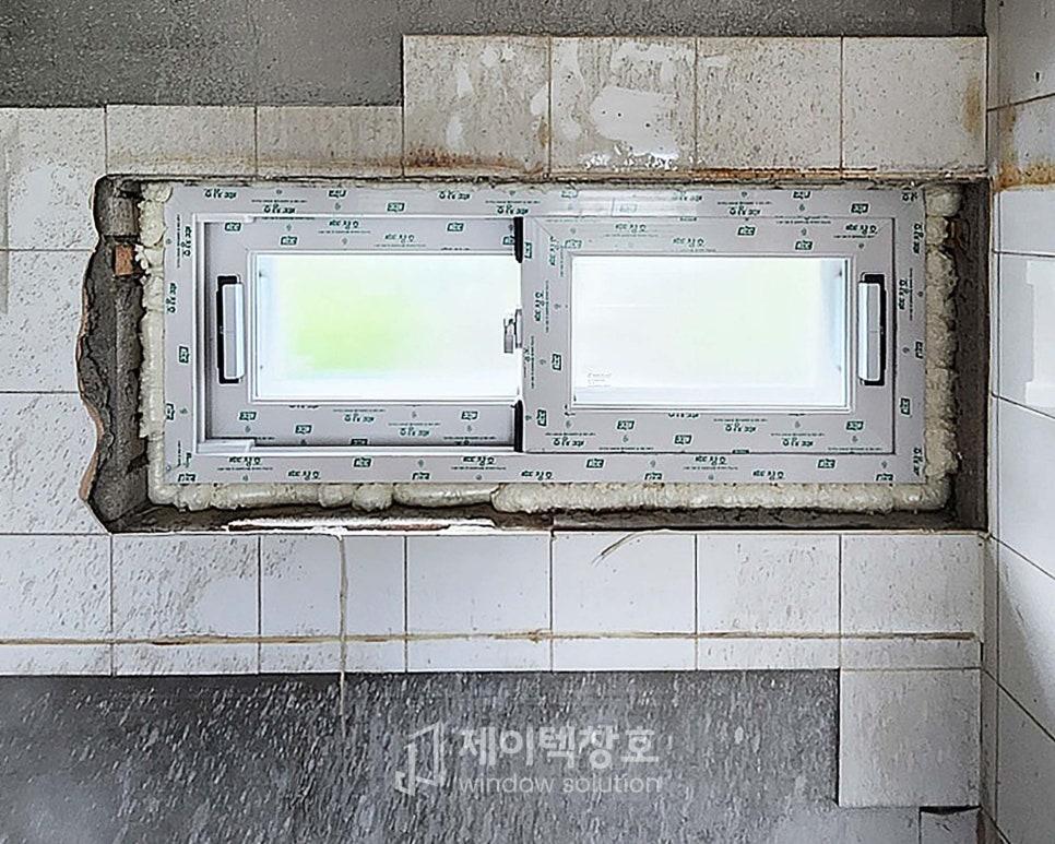 타일 벽면과 창호 프레임 사이에 적용된 보조 재료