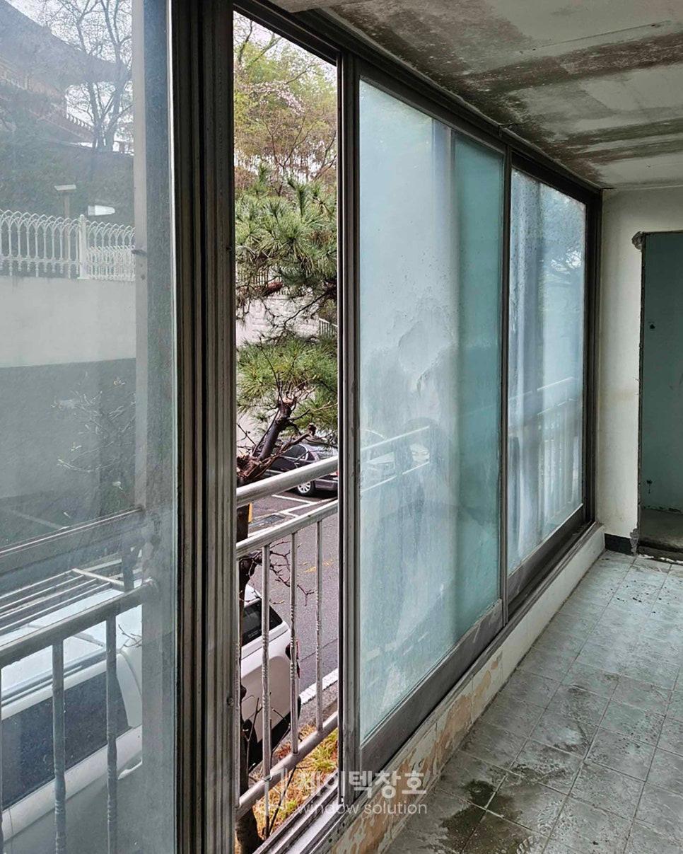 바닥 타일과 철제 난간이 맞닿은 창호 주변