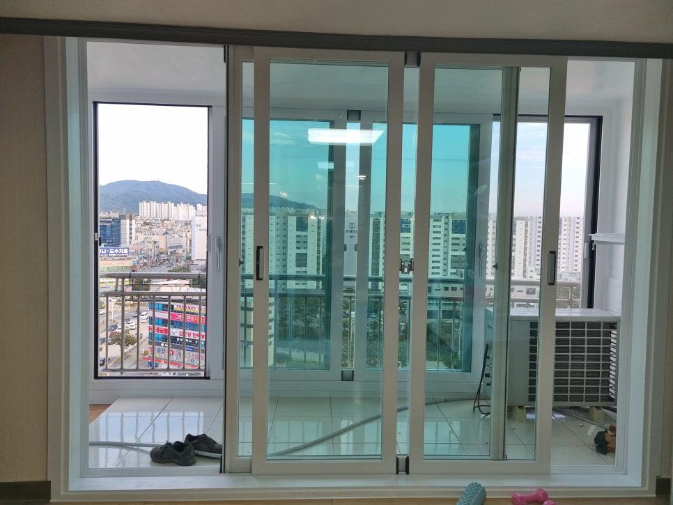 타일 바닥과 맞닿은 창틀과 외부 풍경