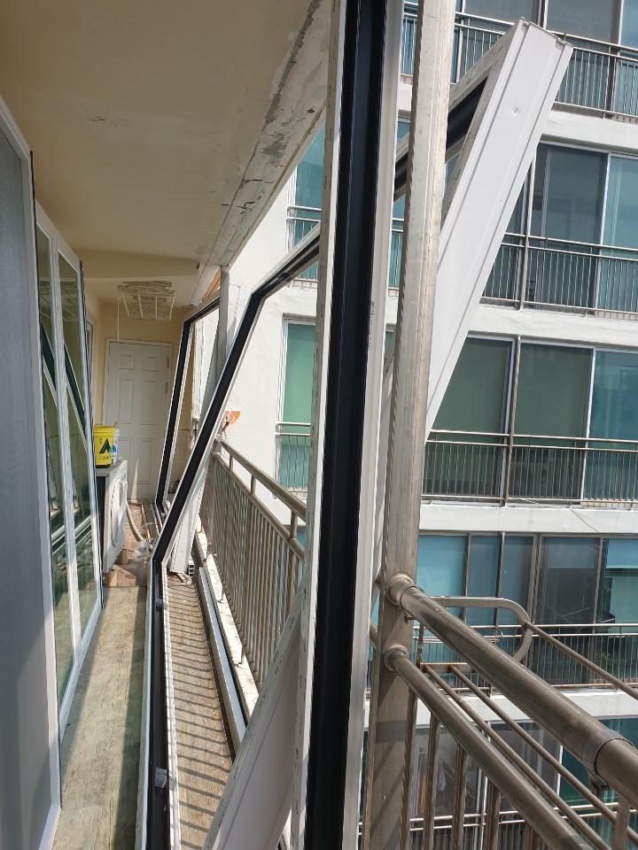 창호가 제거되어 벽면 흠집이 보이는 발코니 공간