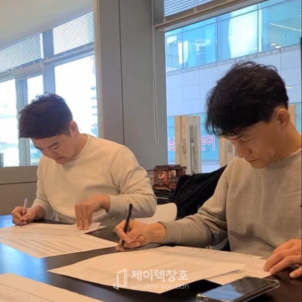 현장에서 세밀하게 시공 상태를 확인하는 과정