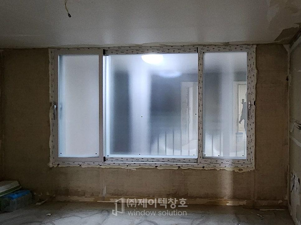 새로운 창호가 자리를 잡아가고 있는 거실 벽면