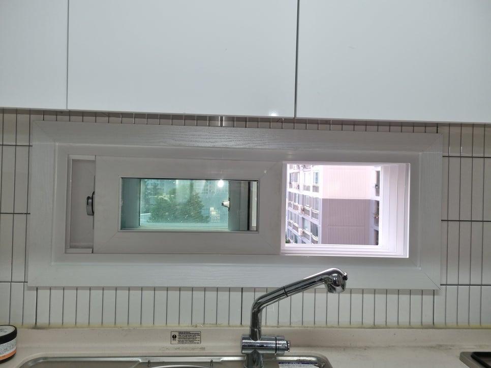 여닫이식 창호가 설치된 주방 벽면 타일 구역