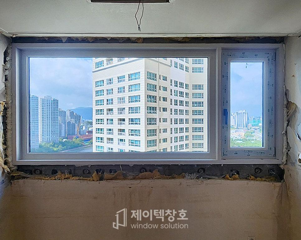 도시 풍경을 배경으로 설치된 시스템창호 프레임
