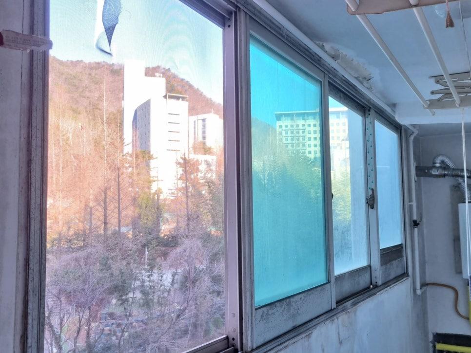 산과 건물이 배경으로 보이는 창호 프레임