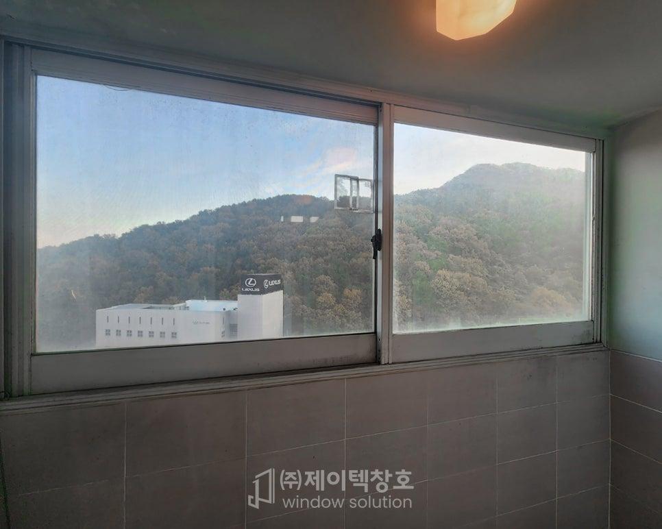 타일 벽면과 깔끔하게 맞물린 완성된 창호