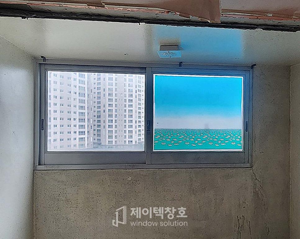 푸른 바다와 건물이 비치는 창호 유리