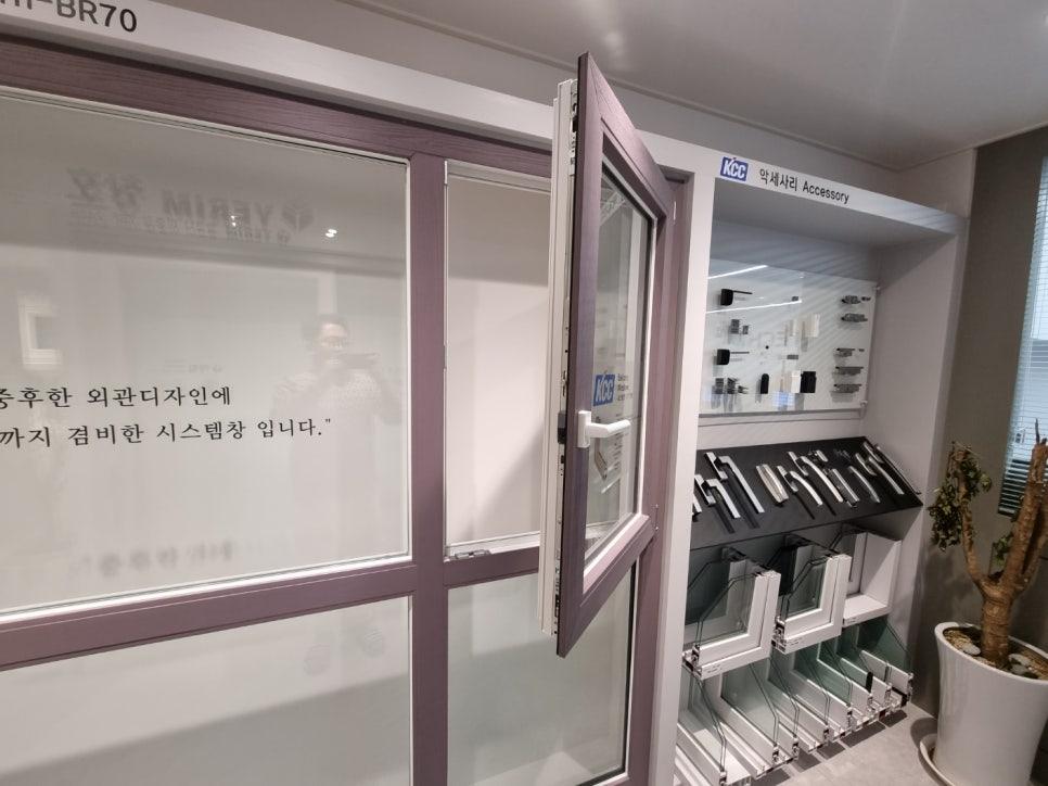액세서리와 유리 패널이 배치된 창호 전시 공간