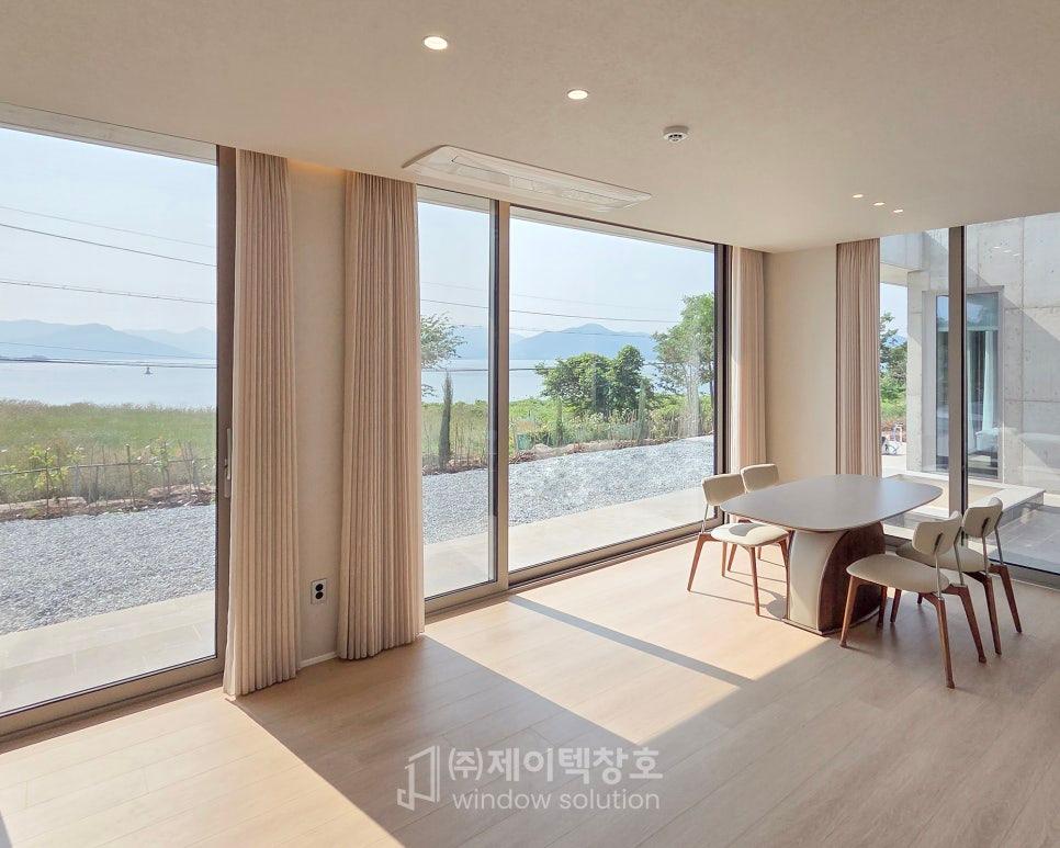 새 창호로 채워져 한결 아늑해진 거실