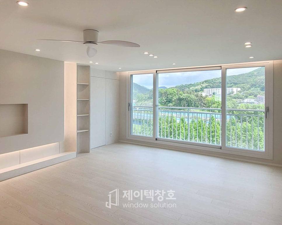 산과 건물이 보이는 풍경을 품은 아늑한 방