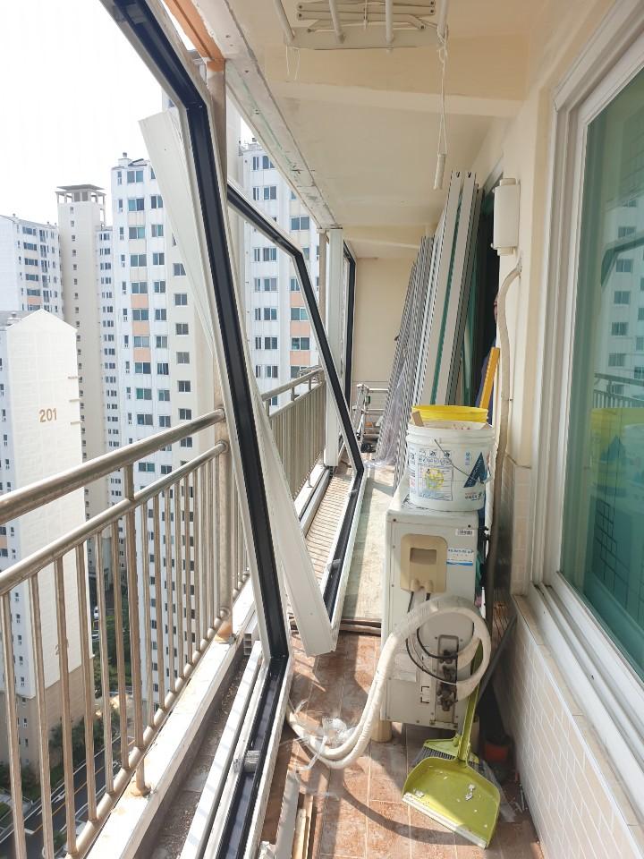 창호 프레임과 손잡이를 분리하는 철거 시작 단계