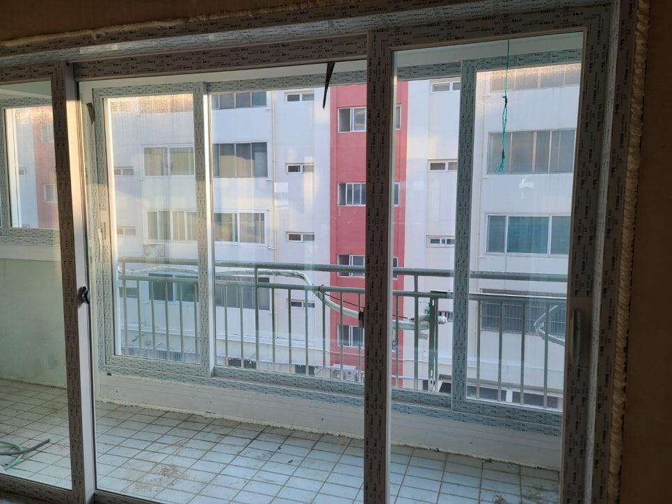 외부 건물이 보이는 발코니 슬라이딩 창호