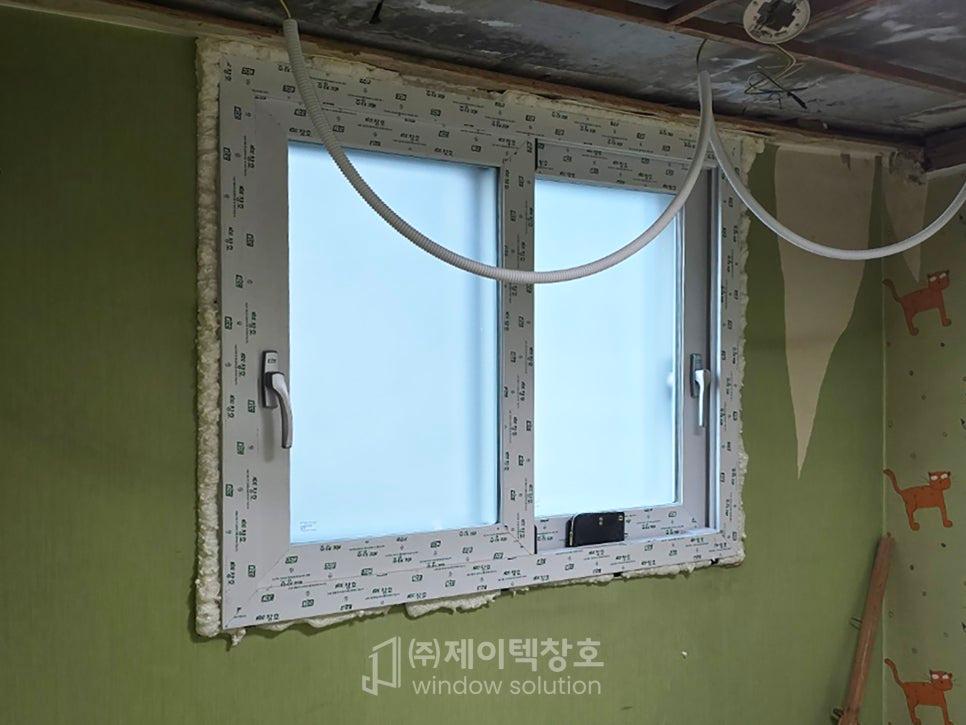 안방 발코니 쪽의 창호 설치 과정