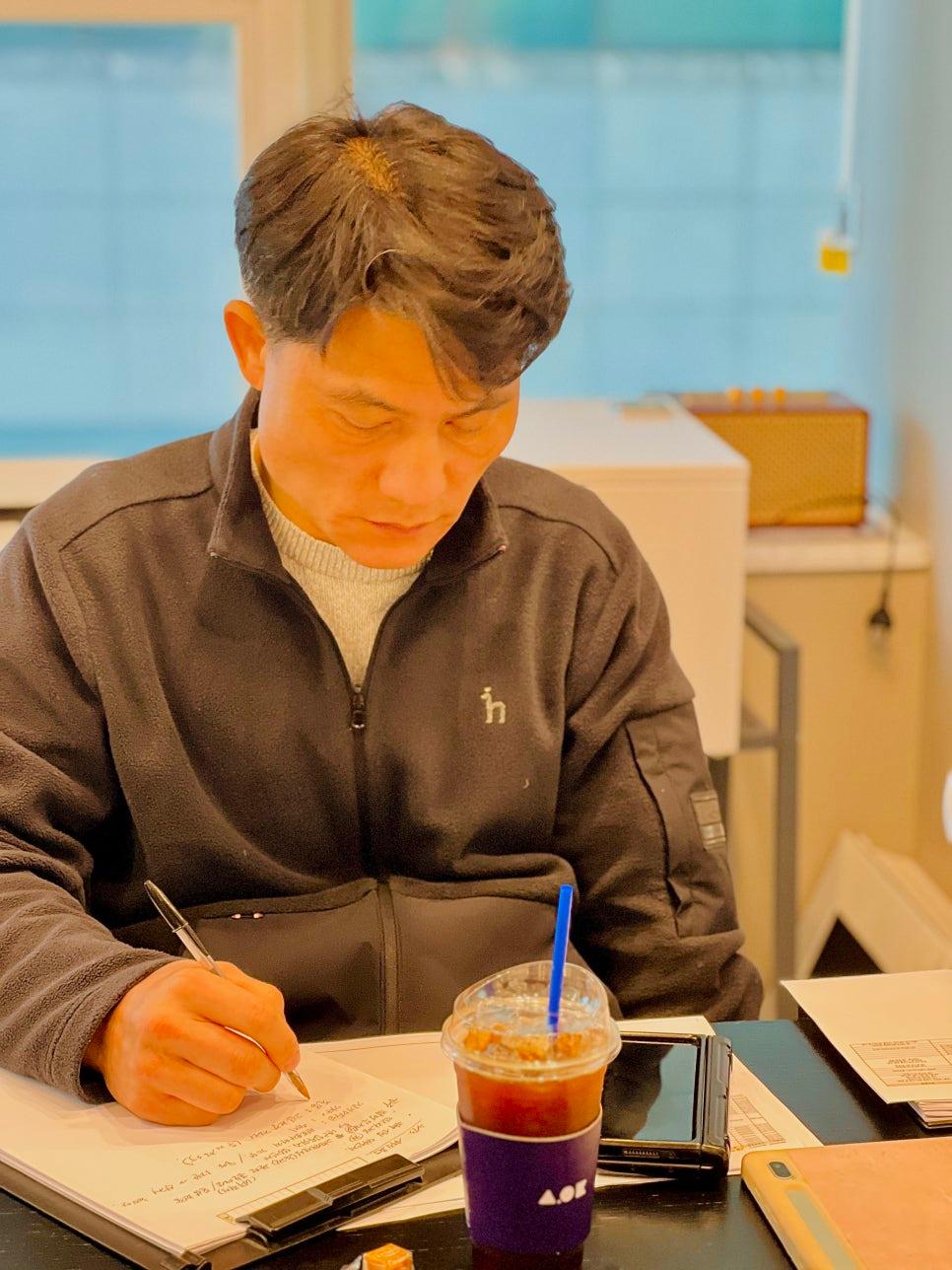 태블릿과 휴대전화로 시공 내용을 확인하는 모습