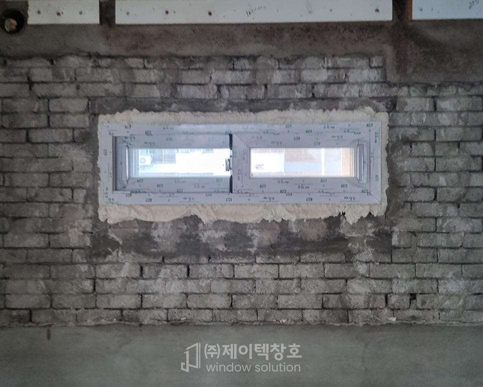 밝은 채광이 느껴지는 입구 방 내창