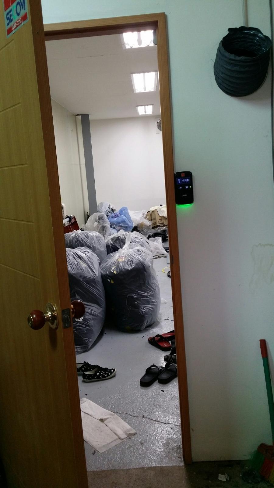 스마트락과 배관이 보이는 시공 중인 현관 입구