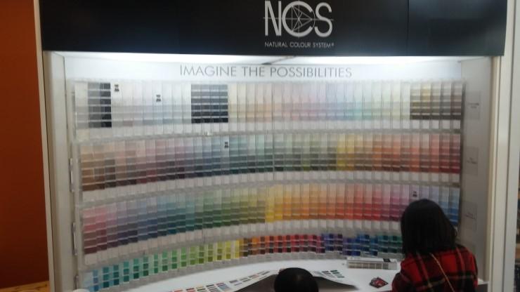 NOS NATURAL COLOUR SYSTEM 광고판과 샘플 패널