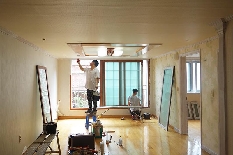 도배와 창호 정돈이 함께 이루어지는 거실 풍경
