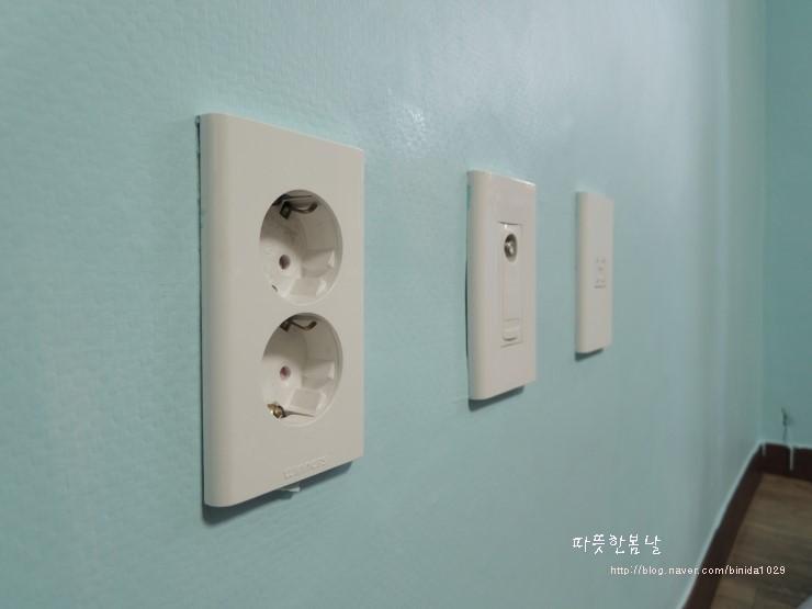 전기 소켓과 스위치 주변의 마스킹 처리 근접샷