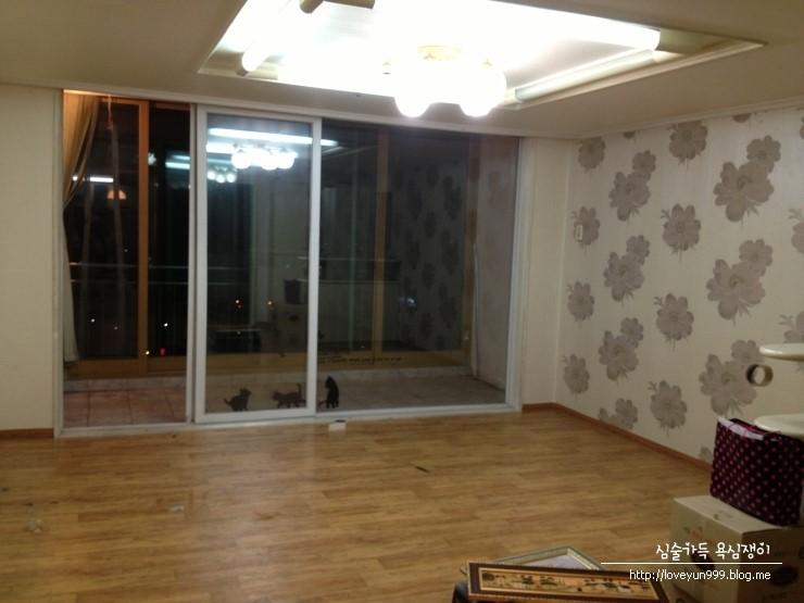 시공 전 꽃무늬 벽지가 남은 거실 전경