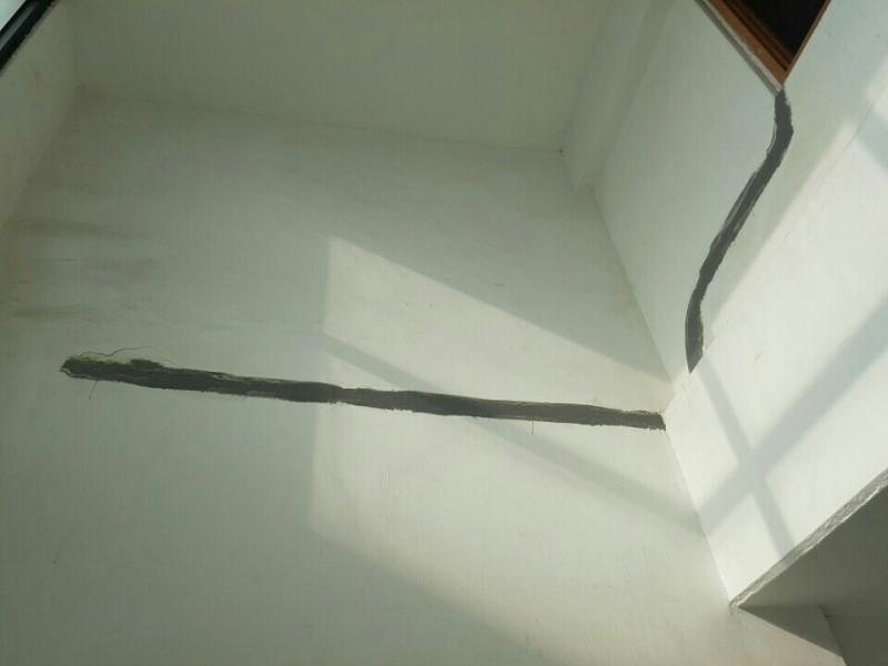 보수 범위를 표시한 벽면의 검은색 테이프