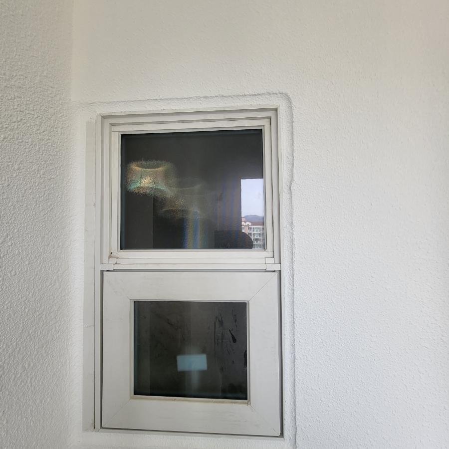 상하단 유리창 사이를 꼼꼼히 살피는 중