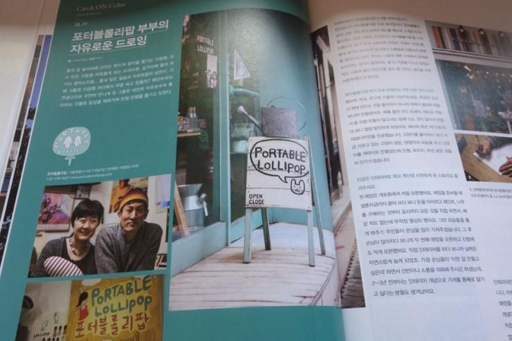 파란색 벽면과 흰색 테이블이 대비되는 공간