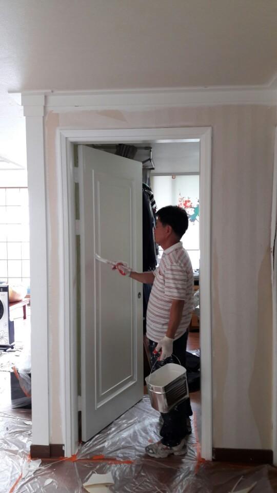 힌지가 노출된 여닫이 도어 상부 시공 장면