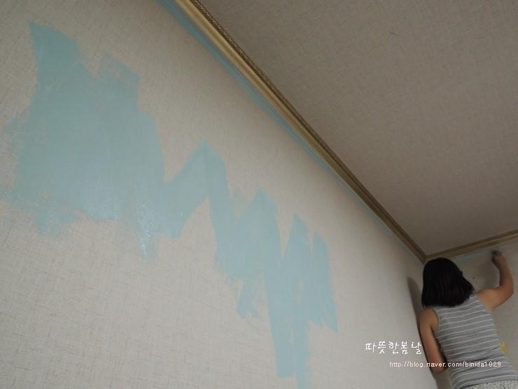 천장 접합부와 몰딩 부분을 붓으로 먼저 칠하는 단계
