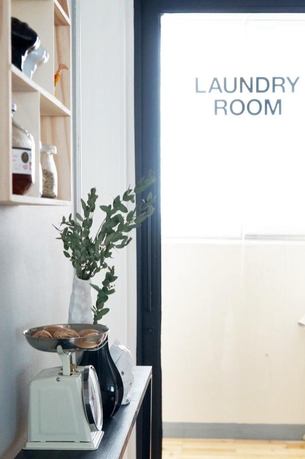 LAUNDRY ROOM 문과 나무 선반이 있는 공간