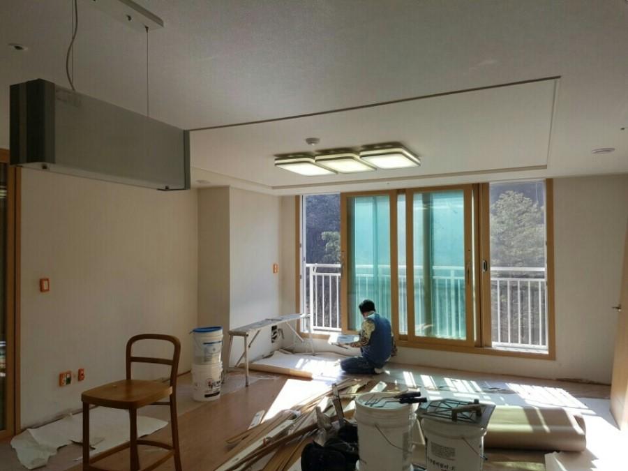 창호 프레임 주변의 디테일을 정리하는 작업 단계