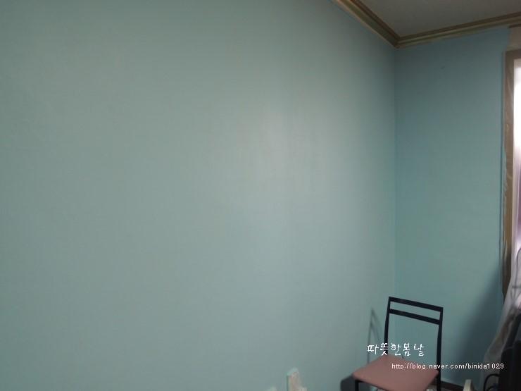 창문 근처 벽면이 파란색으로 채워지는 과정