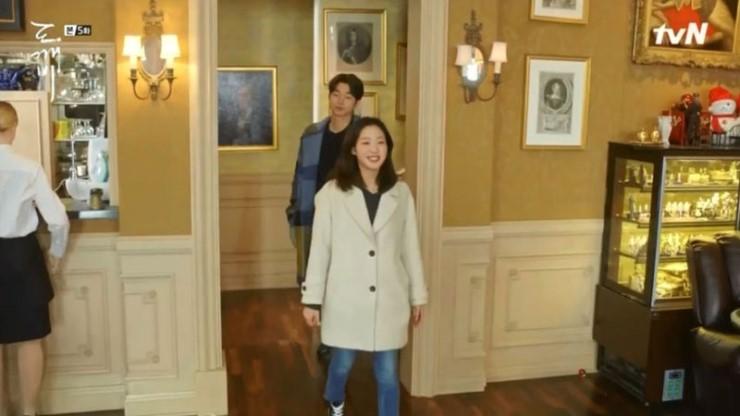 골드색 벽지와 화이트 패널이 적용된 실내 시공 모습