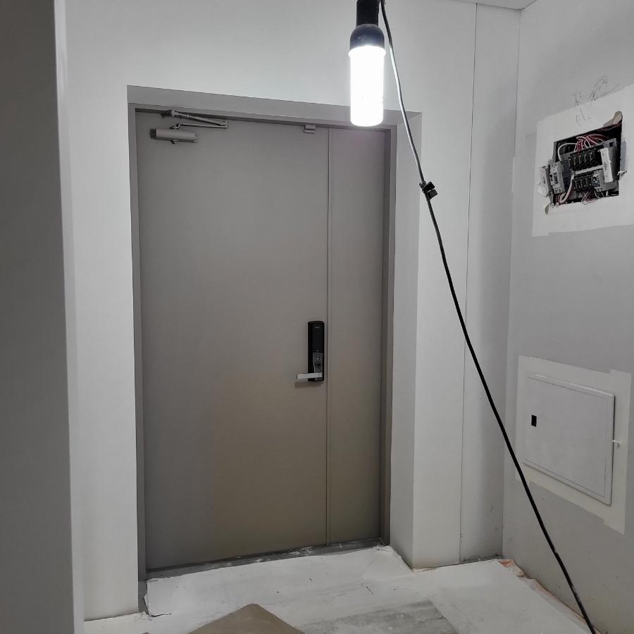 도어락과 케이블 주변을 세밀하게 작업하는 모습