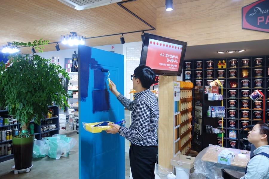 도어 표면에 소형 도구를 활용해 작업하는 모습