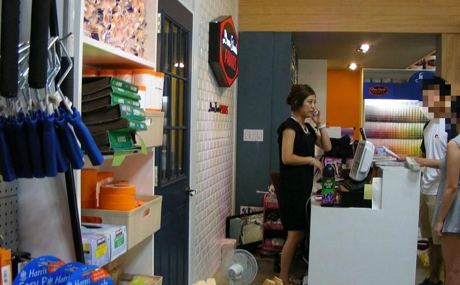 화이트 브릭 벽과 파란색 문의 대비