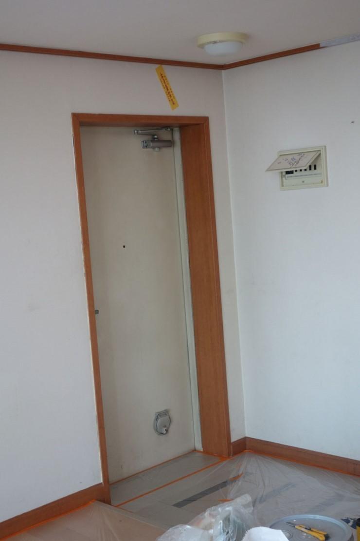 도어 손잡이 주변의 세밀한 마감을 위한 수공구와 기기