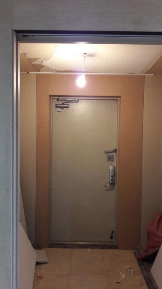 여닫이 도어의 힌지와 상부 프레임 근접샷