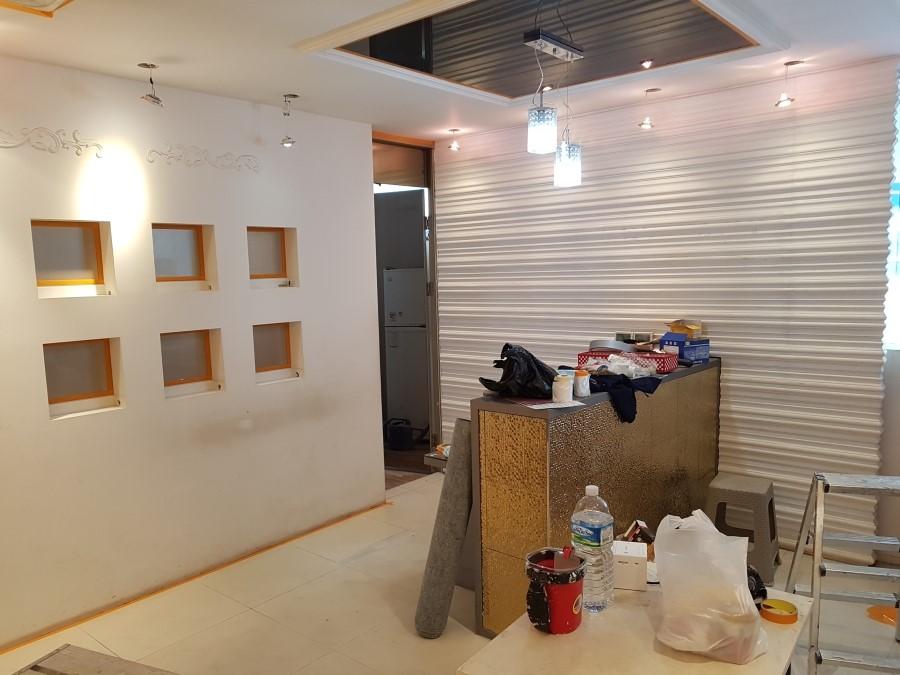 포인트 벽면과 조명이 설치되고 있는 시공 과정
