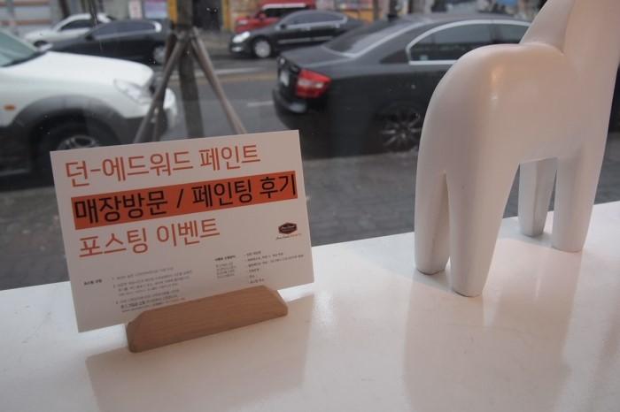 인테리어 카드가 놓인 매장 창가