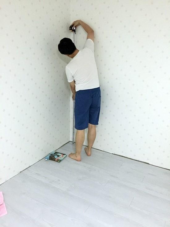 포인트 벽면 시공을 위해 치수를 측정하는 모습