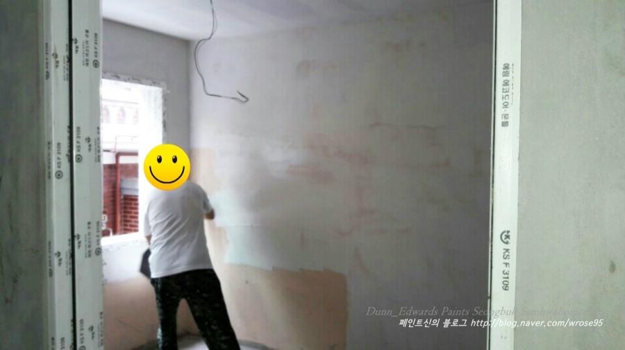 벽면 마감재가 부분적으로 부착되고 있는 과정