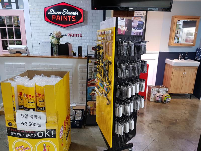 수납장과 화장대, TV 등이 배치된 인테리어 공간