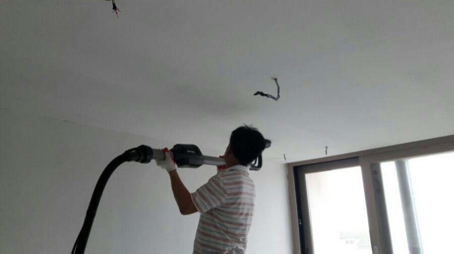 정밀한 면 잡기를 위한 수공구 사용 장면