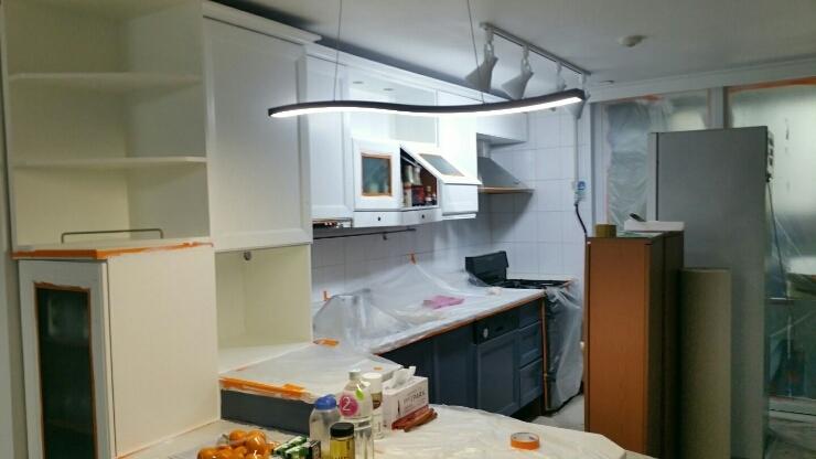흰색 상부장과 파란색 하부장으로 바뀐 주방