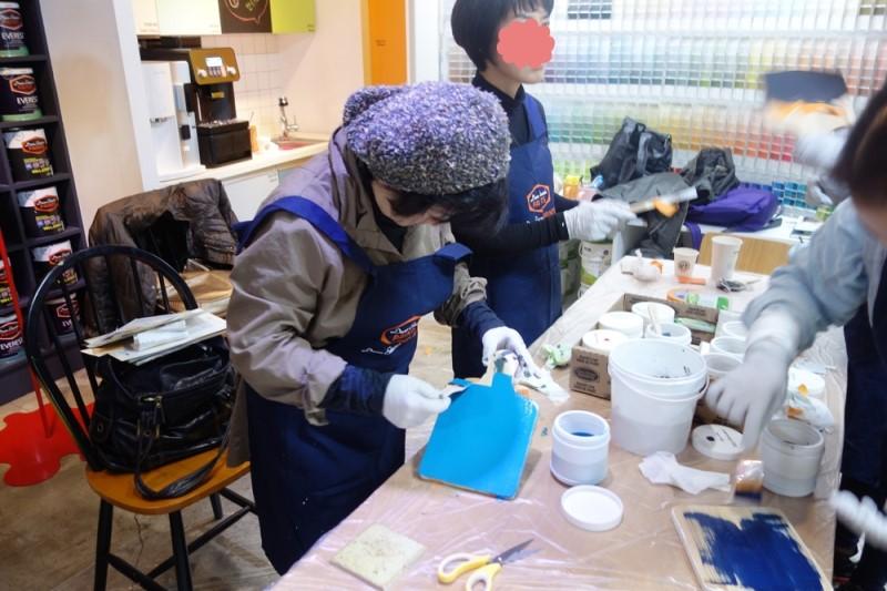 수공구를 이용해 페인트를 도포하는 모습