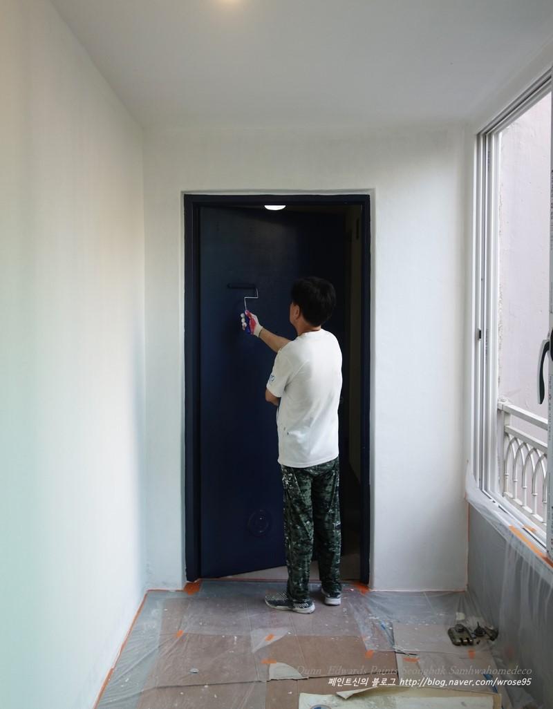 바닥 보호 필름 위로 진행되는 도어 주변 작업