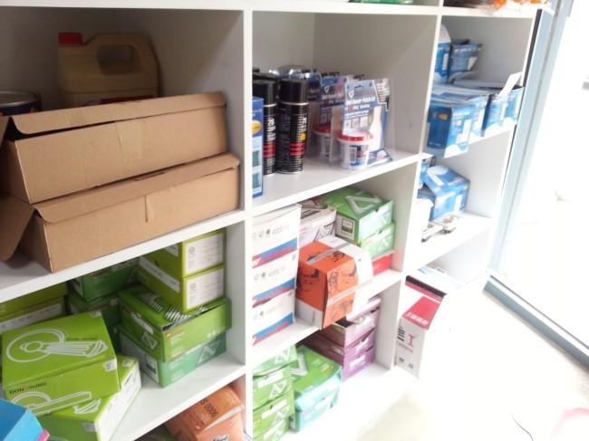 용기류가 정리된 흰색 선반 공간