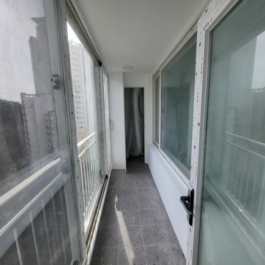 단열 작업이 한창 진행 중인 창호 주변